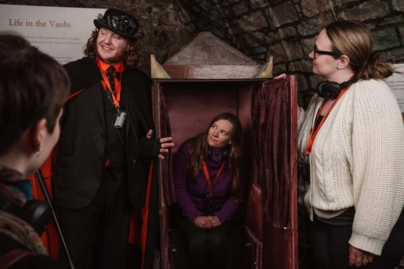 Edinburgh: Immersive Small-Group Haunted Underground Tour - Down to Edinburgh’s vaults: the 45 minutes that do the heavy lifting