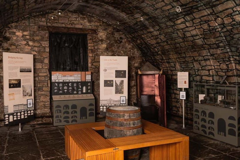 Edinburgh: Immersive Small-Group Historic Vaults Tour - Guides matter: why Linda, Veni, Naomi, and others get praised