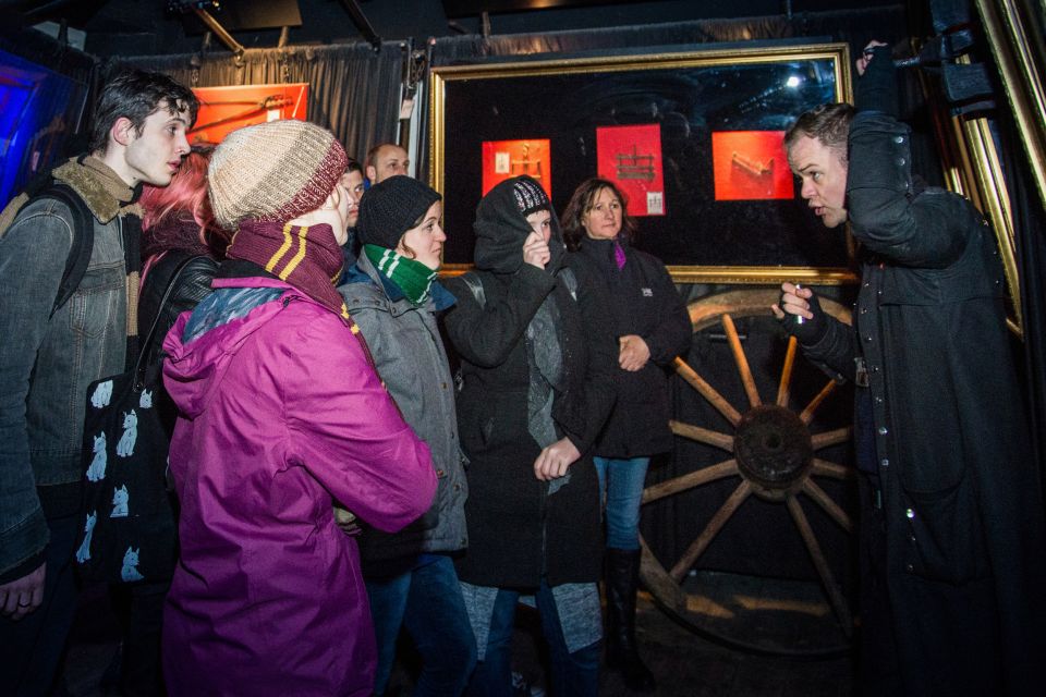 Edinburgh: Late-Night Underground Vaults Terror Tour - The guides: why the storytelling style matters here