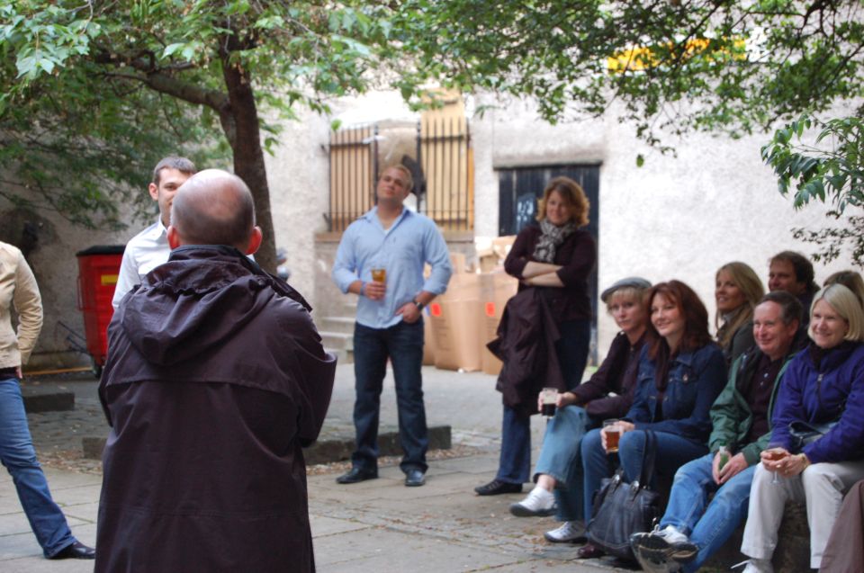 Edinburgh Literary Pub Tour with "Real-Actors" - Where Wynds and Pubs Make Literature Feel Real