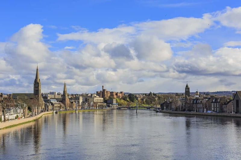 Edinburgh: Loch Ness, Inverness & Highlands Tour in Spanish - Starting point: Calton Hill, St Andrew’s House, and the green-jacket check