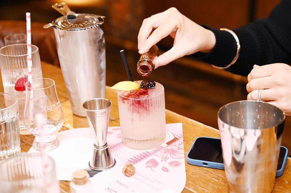 Edinburgh: Love Gin Cocktail Masterclass - Gin 101 with real context: creation and what makes a great drink
