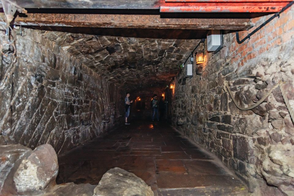Edinburgh: Old Town and Underground Historical Tour - Hidden closes near the Royal Mile: the part many visitors miss