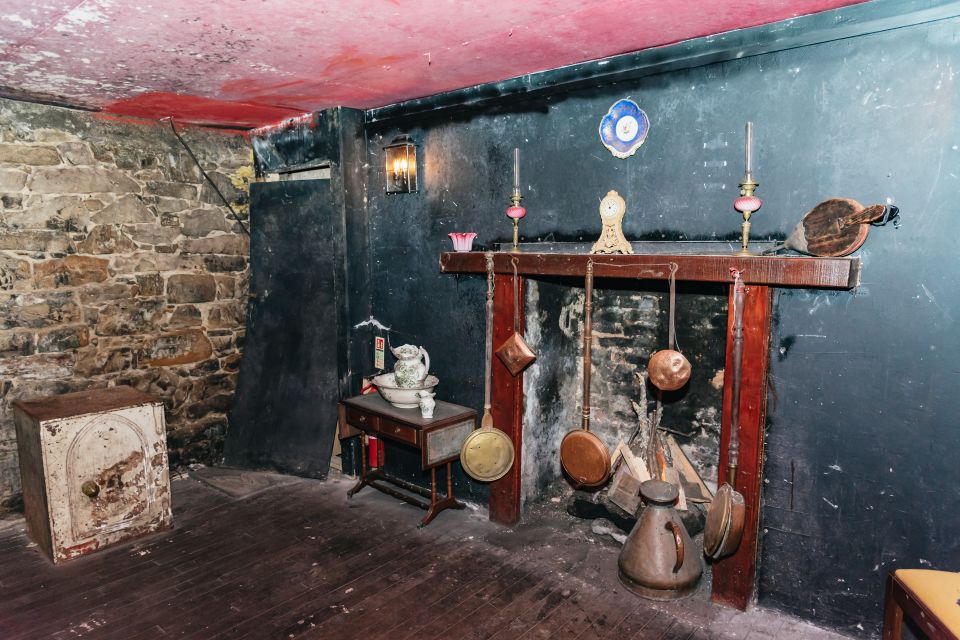 Edinburgh: Old Town and Underground Historical Tour - Jekyll and Hyde, black markets, and other real-life legends