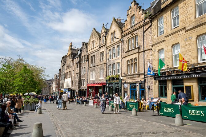 Edinburgh Old Town: Historical Guided Walking Tour - Languages: English, and how to handle language expectations
