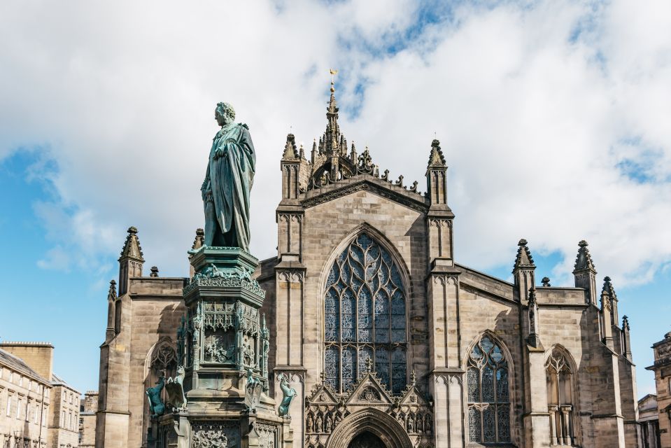 Edinburgh: Old Town History and Tales Walking Tour - Grassmarket: the Old Town’s edge and the view from street level