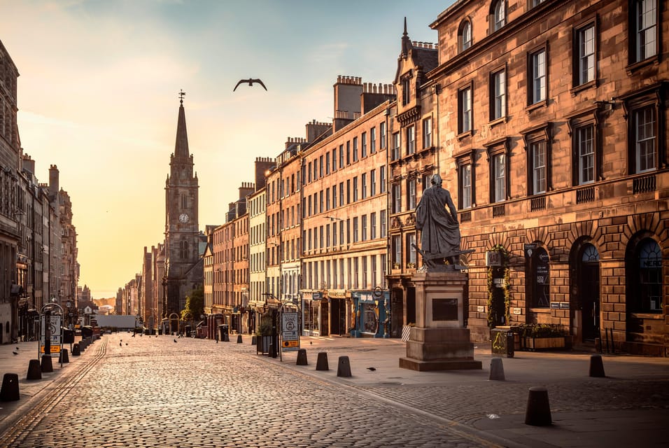 Edinburgh: Old Town Private Walking Tour with Historian - Clos es and wynds: how the Old Town actually feels