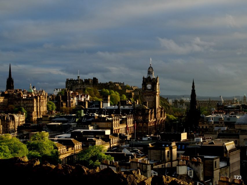 Edinburgh: Old Town Stories - Guided Walking Tour - Greyfriars kirkyard: a 16th-century stop that changes your pace