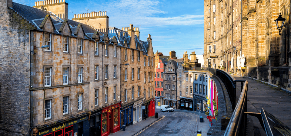 Edinburgh: Old Town Walking Tour with an APP - John Knox House: learning a key character through a single stop