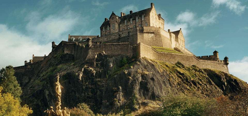 Edinburgh: Old Town Walking Tour with an APP - Edinburgh Castle viewpoints: learning the symbol from the outside