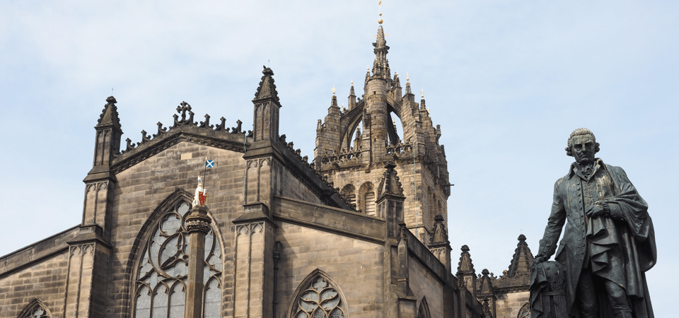 Edinburgh: Old Town Walking Tour with an APP - Greyfriars Kirkyard: quiet, poignant closing tone