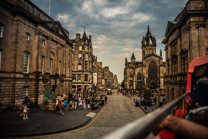 Edinburgh: Old Town's Highlights Walking Tour - Grassmarket: Pubs, Shops, and the History Underfoot