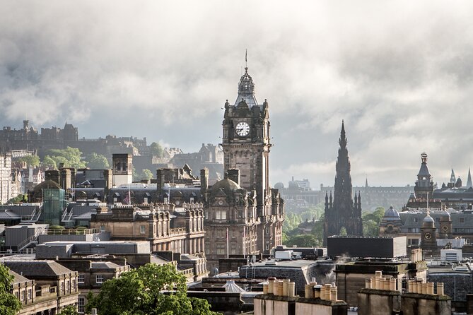 Edinburgh: Old Town's Highlights Walking Tour - Royal Mile at 130 High Street: Your Easy Orientation Start