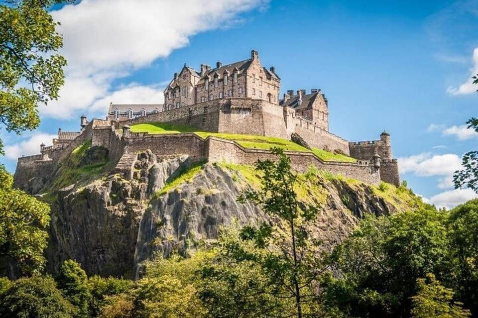 Edinburgh: Private Guided Customized Walking Tour - What makes the guides stand out in practice