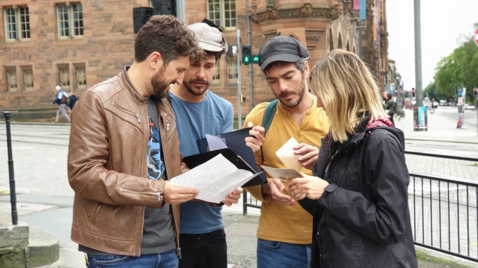 Edinburgh: Private Sherlock Holmes Adventure Tour Challenge - St Andrews Square and Princess Street: sightseeing with a job to do