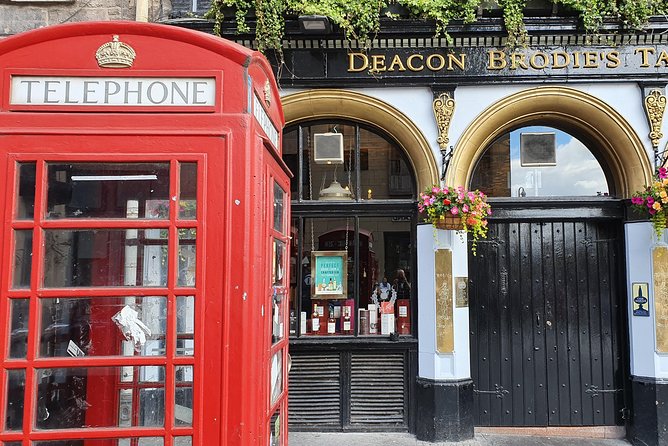Edinburgh Private Walking Tour - Victoria Street: a local street feel plus the Diagon Alley backdrop