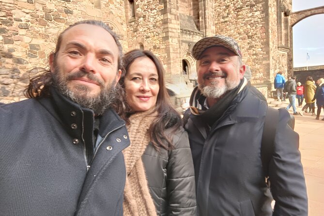 Edinburgh Private Walking Tour in Spanish - Greyfriars Kirk and the graveyard stories everyone remembers
