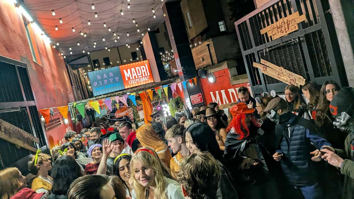 Edinburgh: Pub Crawl 7 Bars with 6 Shots - Meeting Your Guide at Bar 50 and Kicking Off the Night