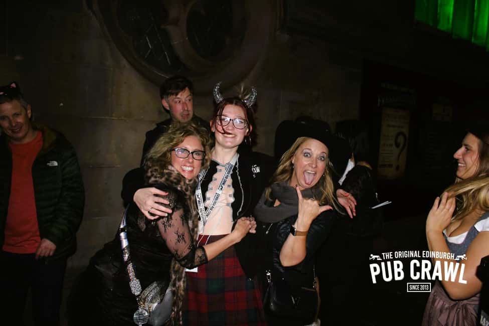 Edinburgh: Pub Crawl 7 Bars with 6 Shots - VIP Entry, No Cover Charges, and the Real Value Check