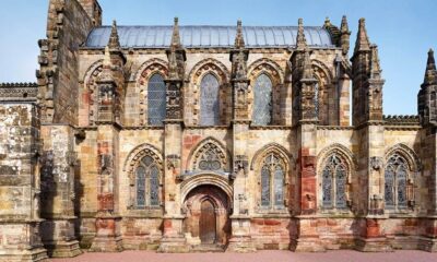 Edinburgh: Rosslyn Chapel and Hadrian's Wall Tour in Spanish - Roslin Village and Rosslyn Chapel: Gothic beauty plus pop-myth energy