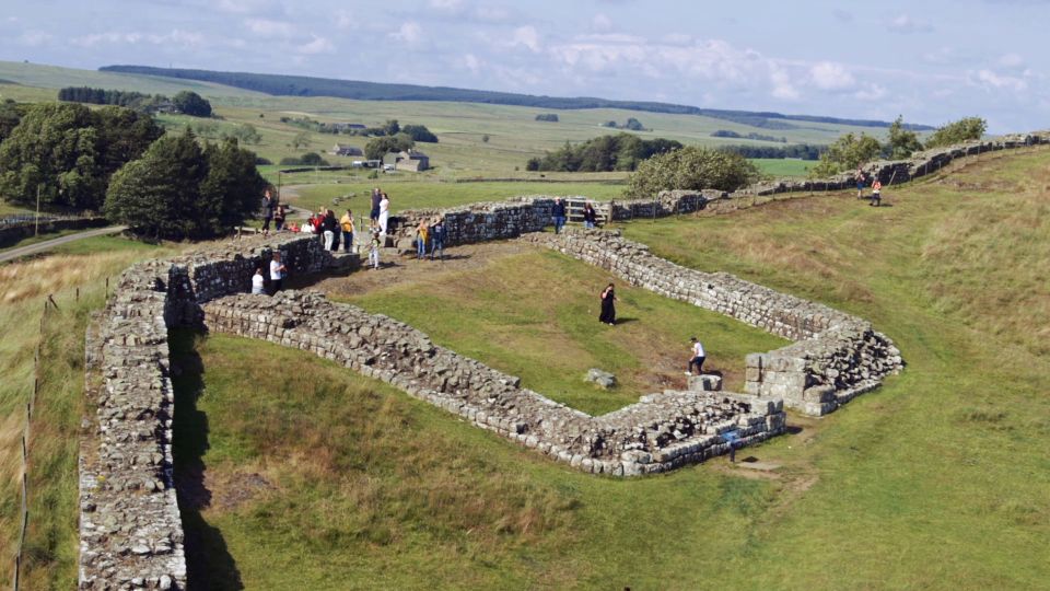 Edinburgh: Rosslyn Chapel and Hadrian's Wall Tour in Spanish - Spanish guide energy: making the travel time worth it