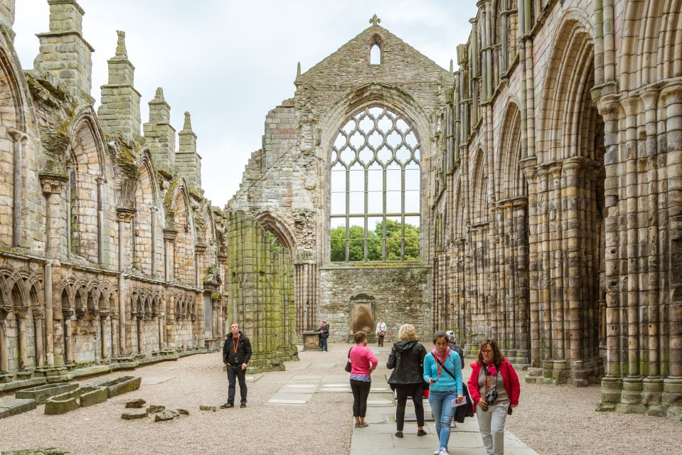 Edinburgh: Royal Attractions with Hop-On Hop-Off Bus Tours - The Bus-to-Walk Connection: Royal Mile to Castle