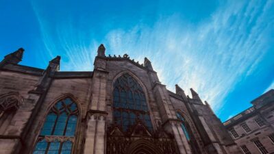Edinburgh: Royal Mile Old Town Walking Tour - UNESCO Old Town in Motion: Cobblestones, Plots, and People