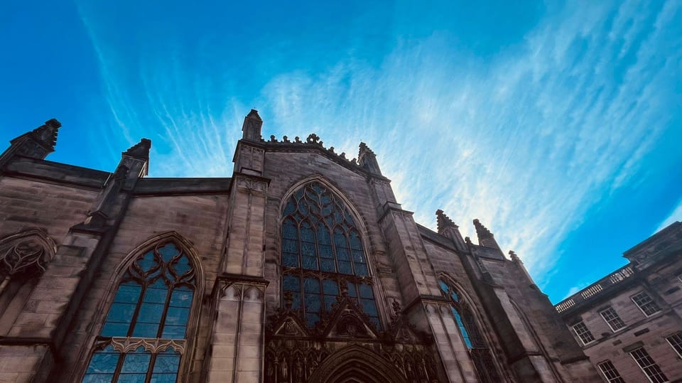 Edinburgh: Royal Mile Old Town Walking Tour - UNESCO Old Town in Motion: Cobblestones, Plots, and People