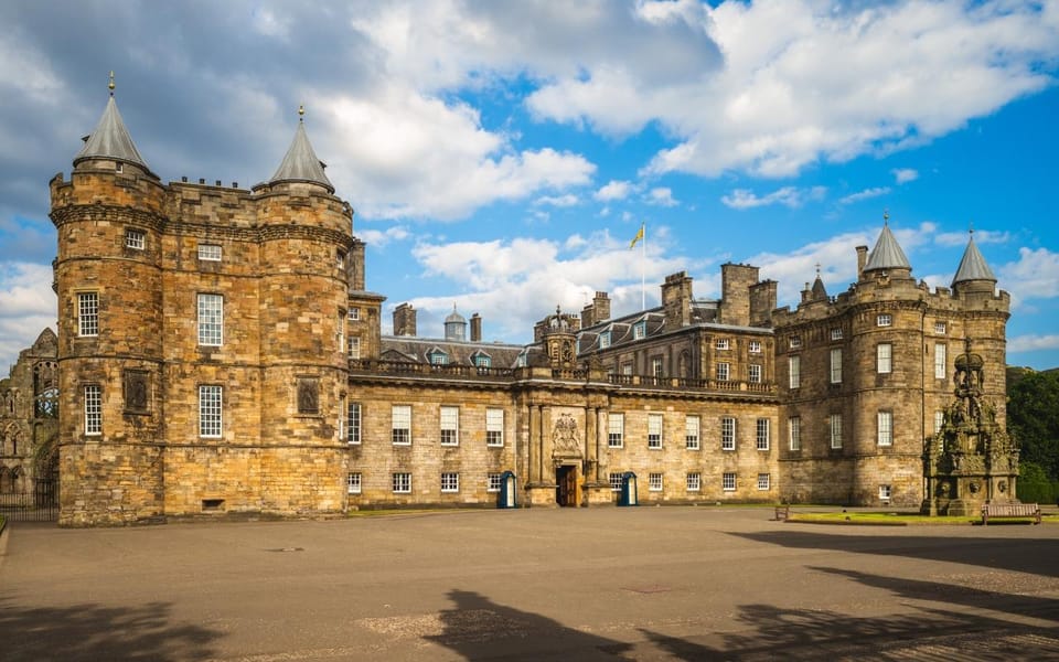Edinburgh: Royal Mile Walking Tour & Exploration Game - Closes and stairs: what the route feels like on the ground