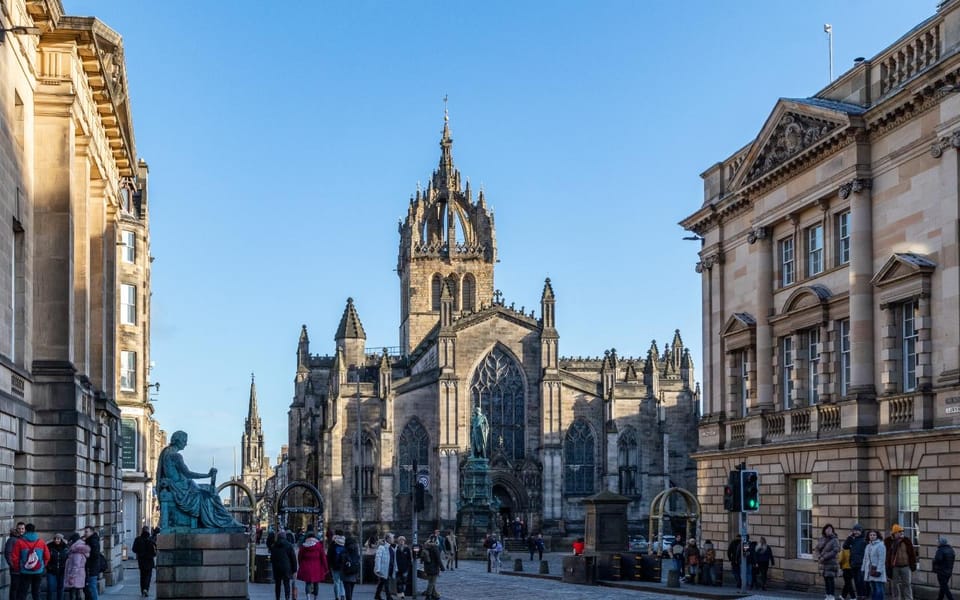 Edinburgh: Royal Mile Walking Tour & Exploration Game - Food, rest breaks, and how to avoid the “we’re done but hungry” problem
