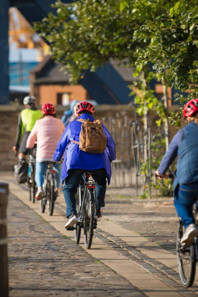 Edinburgh: Sightseeing Bike Tour - Helmet on, pace managed: bikes, safety, and what to expect