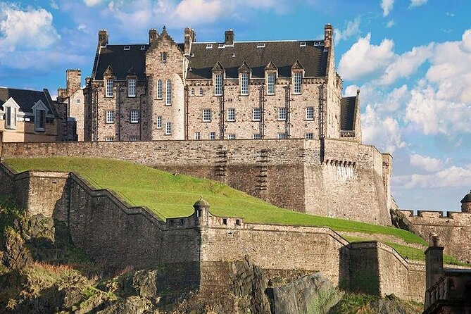 Edinburgh Skip-the-Ticket-Line Castle Walking Tour - National War Museum of Scotland: battles that shaped the city