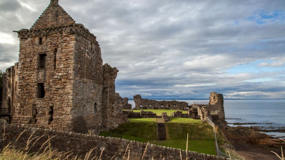 Edinburgh: St Andrews, Dunfermline Abbey and Fife Coast Tour - Fife Coast Time: Sea Air, Lady’s Tower, and a Short Walk