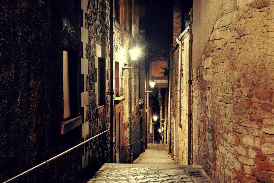Edinburgh: The Dark Side Walking Tour - Royal Mile segment: plundered tombs, mass graves, and the city’s hidden layers