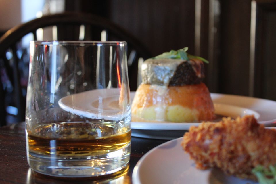 Edinburgh: Tolbooth Tavern Haggis Taster & Whisky Sampling - Tolbooth Tavern Atmosphere: The 200-Year Setting on the Royal Mile