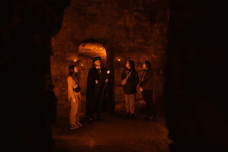 Edinburgh: Underground Vaults and Graveyard Evening Tour - The guide performance: Why the storytelling feels different