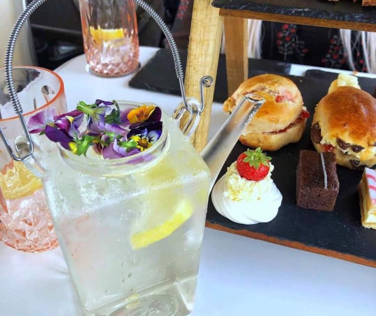 Edinburgh: Vintage Bus Tour with Afternoon Tea or Gin - Key things you’ll remember