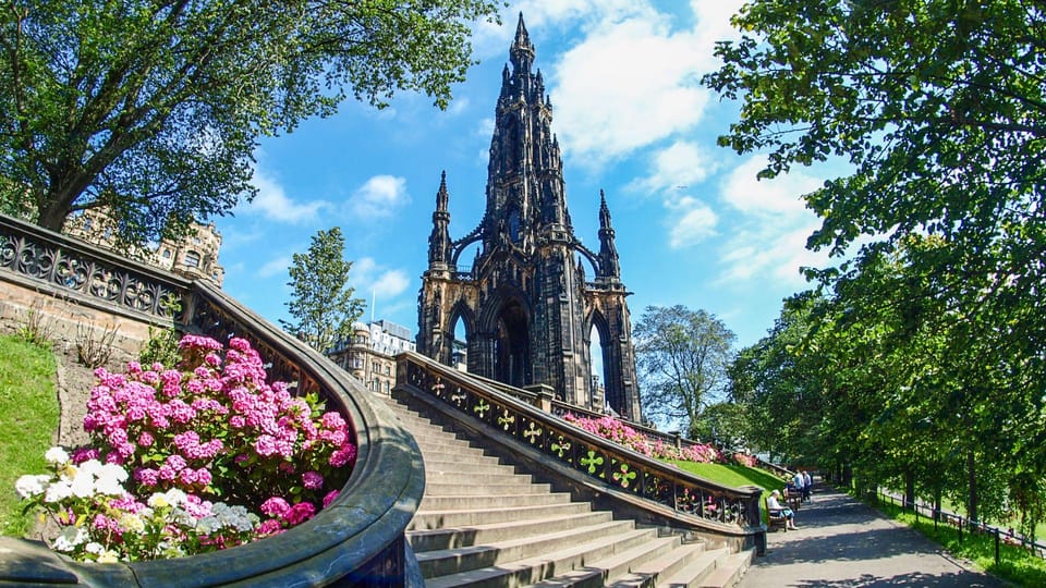 Edinburgh Walking Tour with a Local - Stories that go past landmarks and into people