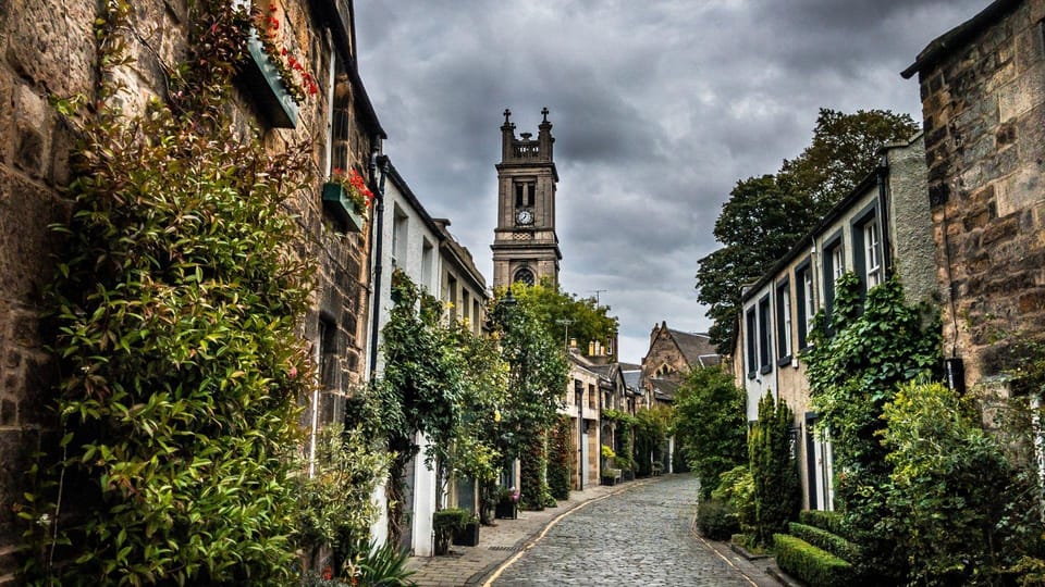 Edinburgh Walking Tour with a Local - Squares, lively public spaces, and the payoff moments