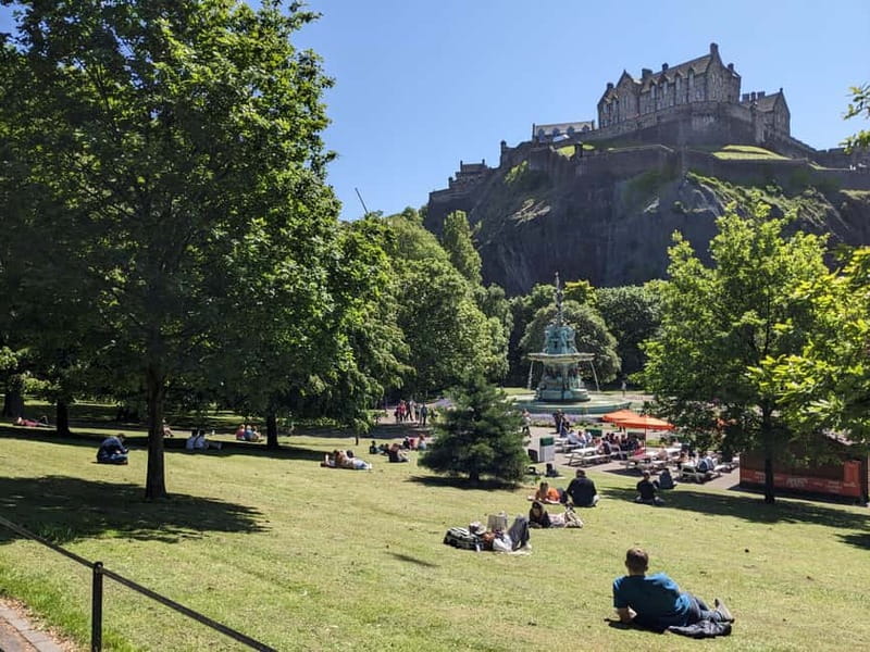 Edinburgh's must-see attractions: walking tour in French - The Royal Mile: the main spine of the Old Town