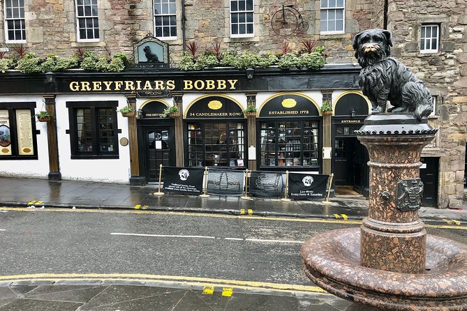 Essential Walking Tour of Edinburgh's Old Town - Edinburgh Castle from the outside: the smartest 15 minutes