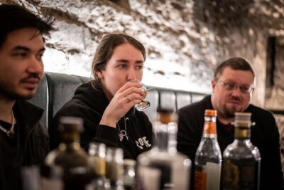 Evolution of Gin and Underground Gin Tasting in Edinburgh | 1hr - The 1-hour structure: a clear arc through gin’s evolution