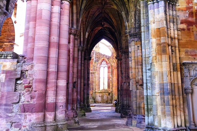 From Edinburgh: 1-day Outlander Tour - attractions included - Hopetoun House: baroque grounds plus an optional interior upgrade