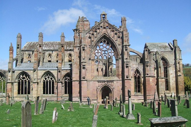 From Edinburgh: 1-day Outlander Tour - attractions included - Alnwick Castle in Northumberland: Harry Potter meets real fortress energy