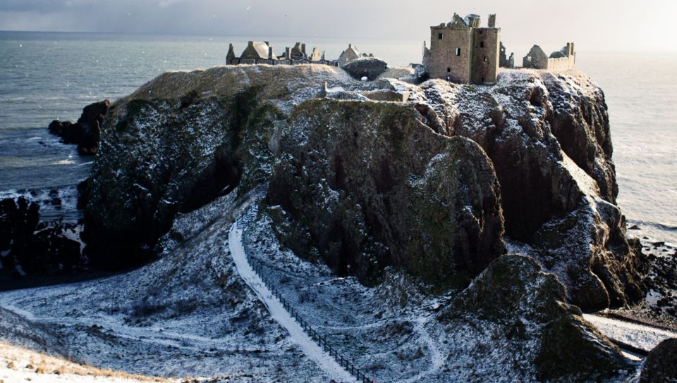 From Edinburgh: Glamis and Dunnottar Castles Tour in Italian - Dunnottar Castle: the cliff fortress that steals the show