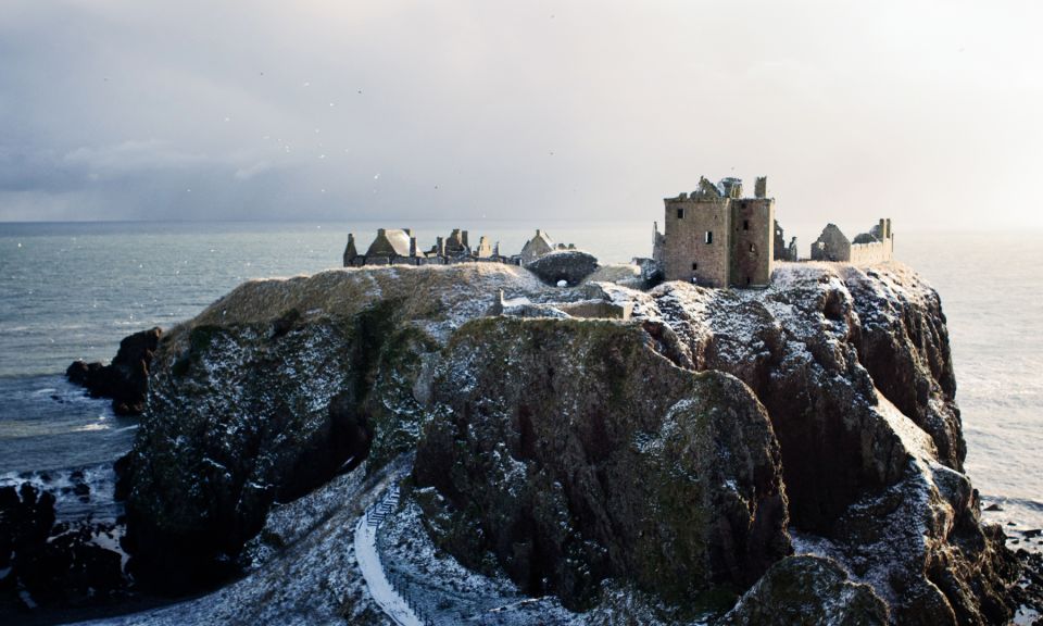 From Edinburgh: Glamis and Dunnottar Castles Tour in Spanish - North Queensferry first stop: a quick dose of iconic Scotland