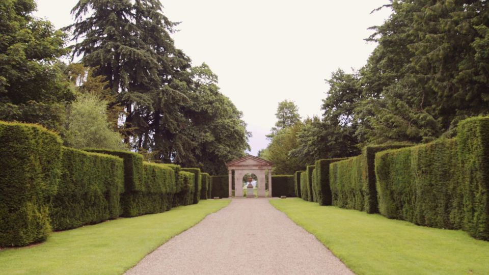 From Edinburgh: Glamis and Dunnottar Castles Tour in Spanish - Glamis Castle: Macbeth, ghost legends, and the most atmospheric rooms
