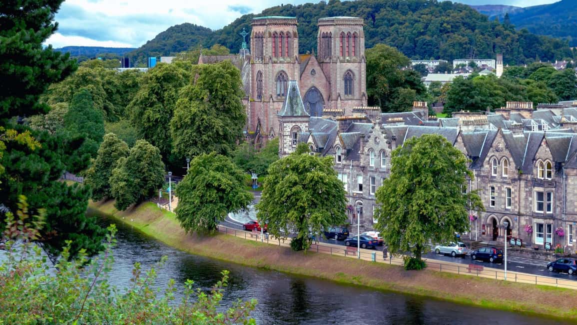 From Edinburgh: Loch Ness and Highlands Tour in Spanish - Commando Memorial and the Ben Nevis sightline