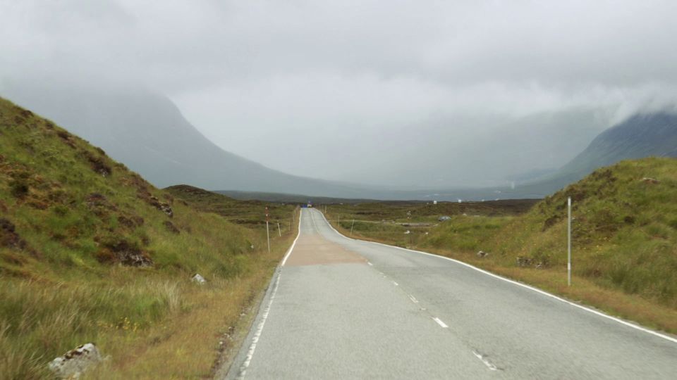 From Edinburgh: Loch Ness and Highlands Tour in Spanish - Passing Stirling and heading through the Trossachs