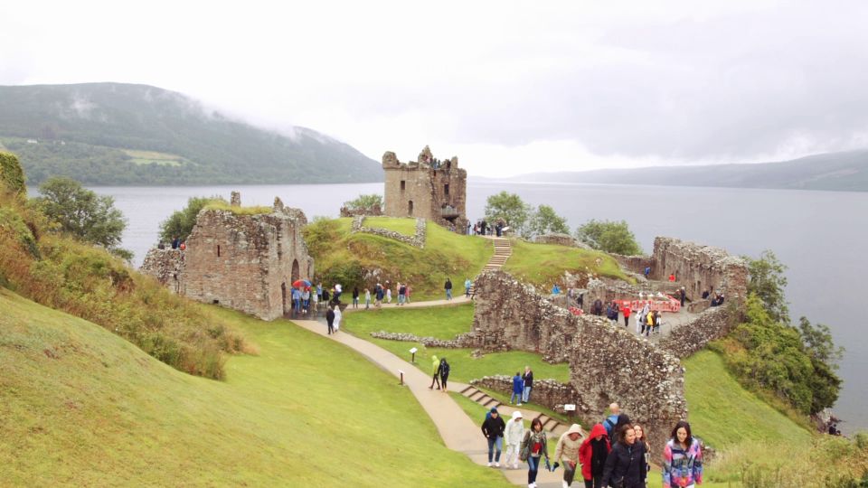 From Edinburgh: Loch Ness & Inverness Tour in Spanish - Dunkeld on the return: a small village by the River Tay